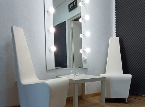 Место для грима с зеркалом в аренде видеостудии